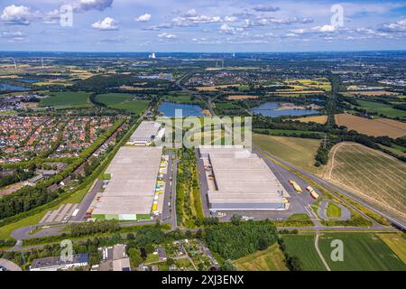 Luftbild, duisport logport IV, Logistik Gewerbegebiet, E-Commerce-Unternehmen Chal-Tec Fulfillment GmbH, Poco Logistik Zentrum, Norddeutschlandstraße, Bohnen Logistik am Vinnmannsweg, Baggersee Frika Kies, Fernsicht und blauer Himmel mit Wolken, Lintfort, Kamp-Lintfort, Ruhrgebiet, Nordrhein-Westfalen, Deutschland ACHTUNGxMINDESTHONORARx60xEURO *** Luftansicht, duisport logport IV, Logistik Gewerbegebiet, E-Commerce-Unternehmen Chal Tec Fulfillment GmbH, Poco Logistik Zentrum, Norddeutschlandstraße, Bohnen Logistik am Vinnmannsweg, Frika Kies Steinbruchteich, Fernsicht und blauer Himmel mit Wolken Stockfoto
