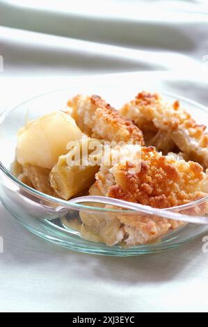 apfel- und Rhabarber-Crumble (Thema: Crumble) Stockfoto