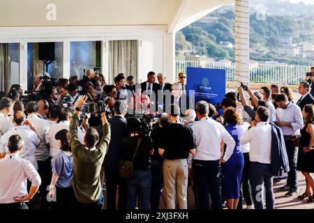 16. Juli 2024, Villa San Giovanni, Reggio Calabria, Italien: Minister Antonio Tajani mit Journalisten gesehen. Der italienische Vizepräsident des Rates und Minister für auswärtige Angelegenheiten und internationale Zusammenarbeit Antonio Tajani hielt eine Pressekonferenz auf dem Treffen des Handelsministers der G7 in der Villa San Giovanni im Hotel Altafiumara ab. (Kreditbild: © Valeria Ferraro/ZUMA Press Wire) NUR REDAKTIONELLE VERWENDUNG! Nicht für kommerzielle ZWECKE! Stockfoto