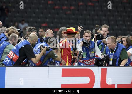 Lamine Yamal aus Spanien war unter den Fotografen nach dem Fußball-Finale der UEFA Euro 2024 zwischen Spanien und England am 14. Juli 2024 im Olympiastadion in Berlin Stockfoto