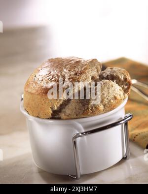 Button Pilz und Parmesan Soufflé Stockfoto