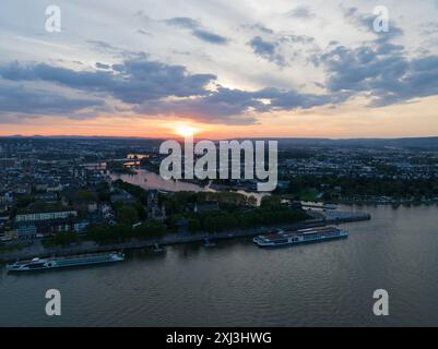 Das Deutsche eck, die historische deutsche Stadt Koblenz in Deutschland. Blick aus der Vogelperspektive bei Sonnenuntergang. Stockfoto