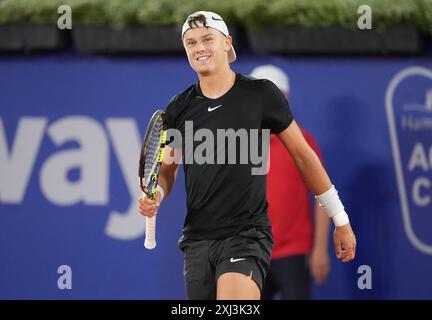 Hamburg, Deutschland. Juli 2024. Tennis, ATP Tour, Hamburg, Herren, Singles, 1. Runde, Marozsan (Ungarn) - Rune (Dänemark), Tennisstadion am Rothenbaum, Holger Rune lächelt. Quelle: Marcus Brandt/dpa/Alamy Live News Stockfoto