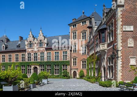 Kasteel van Gaasbeek Innenhof, ursprünglich mittelalterliche Burg aus dem 13. Jahrhundert, aber im 19. Jahrhundert renoviert, Lennik, Flämisch-Brabant, Belgien Stockfoto