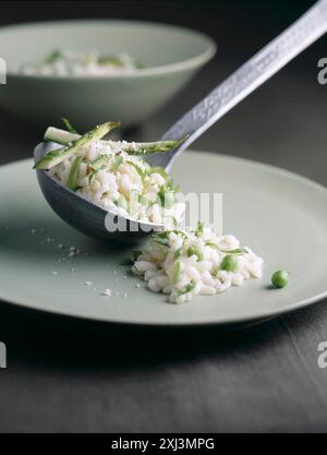 Spargel und Erbsen Reis Stockfoto