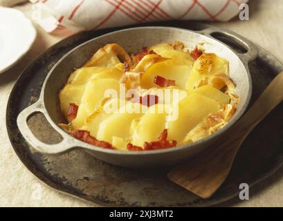 Kartoffeln mit Roblochon Käse überbacken Stockfoto