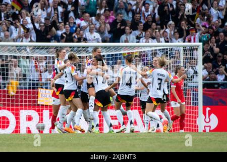 Klara Buehl (Deutschland, #19), Lena Oberdorf (Deutschland, #06), Kathrin Hendrich (Deutschland, #03), Bibiane Schulze Solano (Deutschland, #04), Sarai Linder (Deutschland, #02), Jule Brand (Deutschland, #22) und Team jubeln ueber das Tor zum 1:0, GER, Deutschland (GER) vs Oesterreich (AUT), DFB Frauen Nationalmannschaft, UEFA Frauen Fussball Frauen Euro 2025 Qualifikation, 6. Spieltag, 16.07.2024 Foto: Eibner-Pressefoto/Michael Memmler Stockfoto