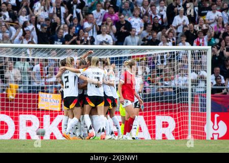 Sarai Linder (Deutschland, #02), Kathrin Hendrich (Deutschland, #03), Bibiane Schulze Solano (Deutschland, #04), Klara Buehl (Deutschland, #19) und Team jubeln ueber das Tor zum 1:0, GER, Deutschland (GER) vs Oesterreich (AUT), DFB Frauen Nationalmannschaft, UEFA Frauen Fussball Euro 2025 Qualifikation, 6. Spieltag, 16.07.2024 Foto: Eibner-Pressefoto/Michael Memmler Stockfoto