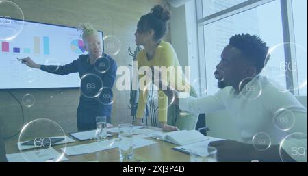 Bild mehrerer runder 6g-Textbanner über verschiedenen Kollegen, die gemeinsam im Büro diskutieren. Globales Netzwerk- und Geschäftstechnologiekonzept Stockfoto