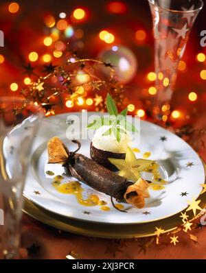 Schokoladenbonbon mit Passionsfrucht-Sauce Stockfoto