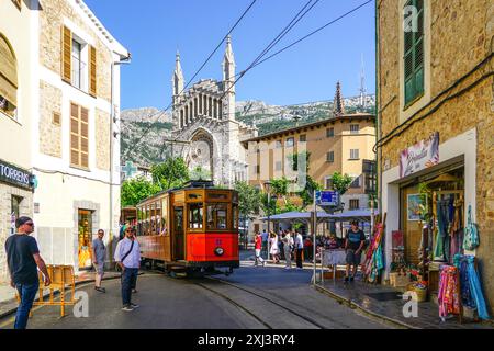 Soller, Spanien – 24. Mai 2024: Eine alte Straßenbahn fährt durch das historische Zentrum von Soller Stockfoto