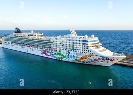 Civitavecchia, Italien, 22. Mai 2024: Norwegisches Kreuzfahrtschiff Norwegian Pearl Stockfoto