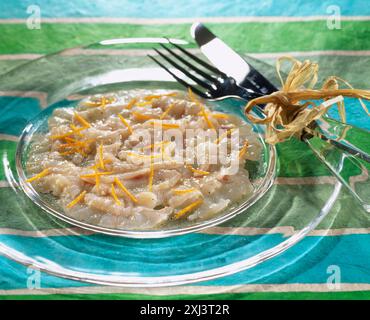 Seebrassen-Carpaccio mit Orangenzesten Stockfoto