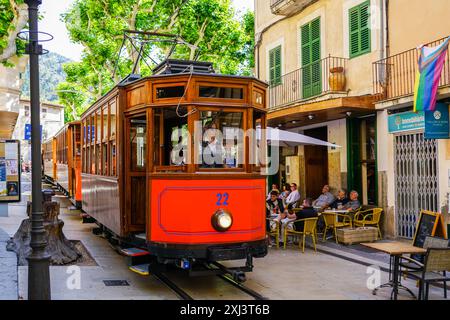 Soller, Spanien – 24. Mai 2024: Eine alte Straßenbahn fährt durch das historische Zentrum von Soller Stockfoto