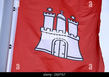 Wehende Fahne des deutschen Bundeslandes Hamburg *** schwenkende Flagge des Bundeslandes Hamburg Stockfoto