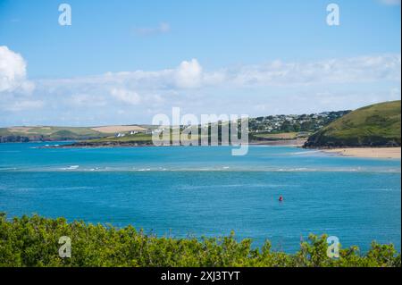 Blick von Padstow über die Kamelmündung in Richtung Daymer Bay. Kleine Wellen, die über der gefährlichen Doom Bar Sandbank Cornwall England UK brechen Stockfoto