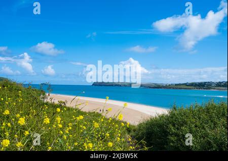 Blick von Padstow über St George’s Cove und die Kamelmündung in Richtung Daymer Bay Cornwall England UK Stockfoto