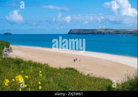 Blick von Padstow über St George’s Cove und die Kamelmündung in Richtung Daymer Bay Cornwall England UK Stockfoto