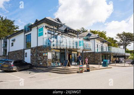 Gäste, die Speisen und Getränke genießen, sitzen auf der Außenterrasse der Upper Deck Bar und Restaurant. Rock, Cornwall, England, Großbritannien Stockfoto