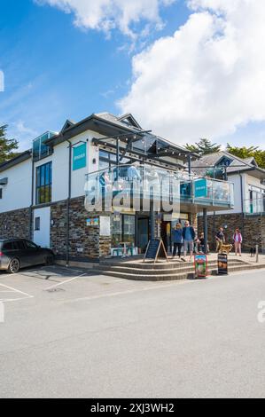 Gäste, die Speisen und Getränke genießen, sitzen auf der Außenterrasse der Upper Deck Bar und Restaurant. Rock, Cornwall, England, Großbritannien Stockfoto