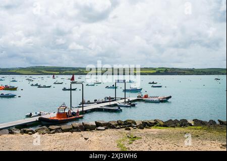 Kleine Boote und aufblasbare Boote, die im privaten Ponton der Rock Marine Services Ltd. An der Uferpromenade Camel Estuary Rock Cornwall England, Großbritannien, verankert sind Stockfoto