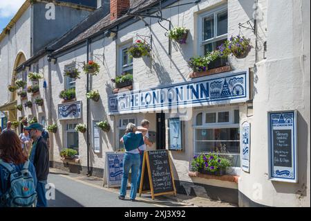 Ein Paar betritt das London Inn ursprünglich drei Fischerhütten, heute ein traditioneller Cornish Pub in der Lanadwell Street Padstow Cornwall England Großbritannien Stockfoto