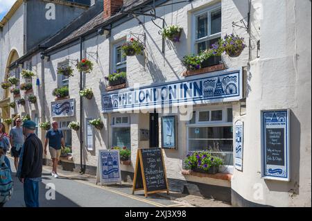 Menschen außerhalb des London Inn ursprünglich drei Fischerhütten, heute ein traditioneller Cornish Pub in der Lanadwell Street Padstow Cornwall England Großbritannien Stockfoto