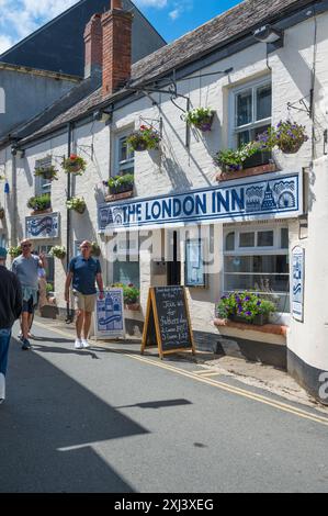 Menschen außerhalb des London Inn ursprünglich drei Fischerhütten, heute ein traditioneller Cornish Pub in der Lanadwell Street Padstow Cornwall England Großbritannien Stockfoto