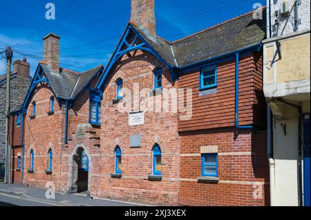 Padstow Alms beherbergt unter Denkmalschutz stehende Wohnhäuser in der Middle Street Padstow Cornwall England Großbritannien Stockfoto