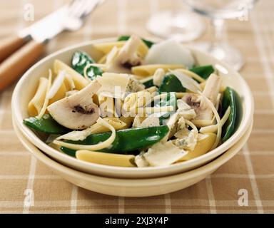 Vier Käsesorten und Gemüsepenne (Schritt für Schritt: Endgültig) Stockfoto