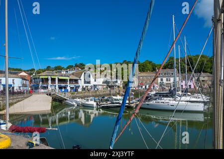 Boote und Segelyachten liegen im Inner Quay Moorings West Quay Padstow Hafen Cornwall England UK Stockfoto