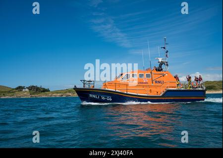 RNLI 16-06 Tamar Klasse Rettungsboot mit Allwetterschutz auf der Kamelmündung in der Nähe von Padstow North Cornwall England Großbritannien Stockfoto