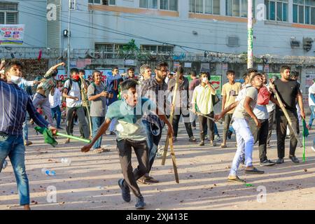 Quotenprotestierende stoßen in Dhaka, Bangladesch, mit Aktivisten der Chhatra League (BCL) zusammen. Juli 2024. Die Polizei meldet, dass am 16. Juli mindestens sechs Menschen getötet und Dutzende verletzt wurden, als es bei landesweiten Protesten zu Konflikten kam, die die Abschaffung der Quoten für staatliche Arbeitsplätze forderten. Der Protest der Studenten setzt sich unter dem Banner der "Anti-Diskriminierungsbewegung" fort. Foto: Suvra Kanti das/ABACAPRESS. COM Credit: Abaca Press/Alamy Live News Stockfoto