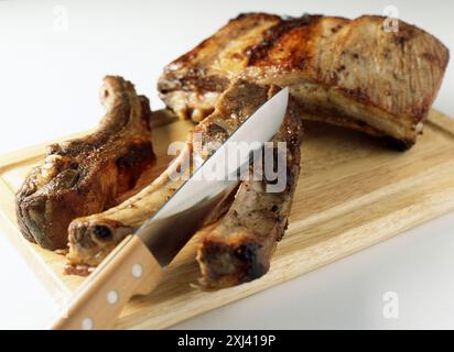 Zerschneiden von Sparerippchen (gefilmte Rezepte: Sparerippchen mit Honig und fünf Gewürzen mariniert) Stockfoto