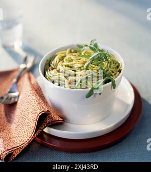 Spaghetti mit Pistou und Rucola Stockfoto