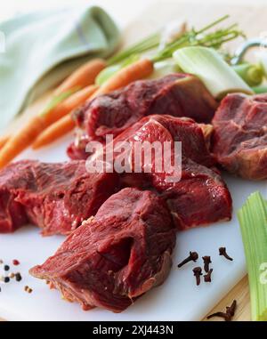 Stücke roher Lammkeule Stockfoto