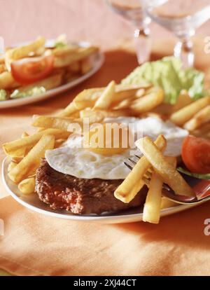 Hamburger mit Spiegelei und Pommes frites Stockfoto