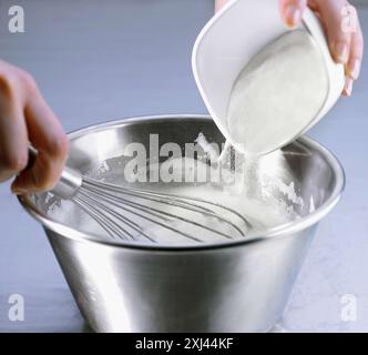 Zubereitung der Mischung für Meringues Stockfoto