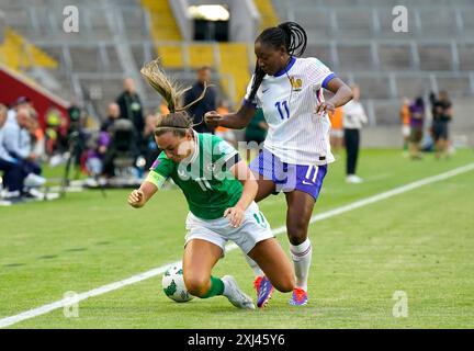 Katie McCabe (links) wurde von Frankreichs Kadidiatou Diani während des Qualifikationsspiels zur UEFA Women's Euro 2025 im Pairc UI Chaoimh in Cork, Irland, gefordert. Bilddatum: Dienstag, 16. Juli 2024. Stockfoto