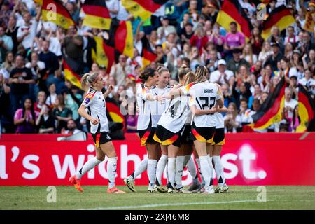 Kathrin Hendrich (Deutschland, #03), Bibiane Schulze Solano (Deutschland, #04), Sarai Linder (Deutschland, #02), Janina Minge (Deutschland, #14), Jule Brand (Deutschland, #22) und Team jubeln ueber das Tor zum 3:0, dahinter Fans mit Fahnen, GER, Deutschland (GER) vs Oesterreich (AUT), DFB Frauen Nationalmannschaft, UEFA Frauen Fussball Frauen Euro 2025 Qualifikation, 6. Spieltag, 16.07.2024 Foto: Eibner-Pressefoto/Michael Memmler Stockfoto