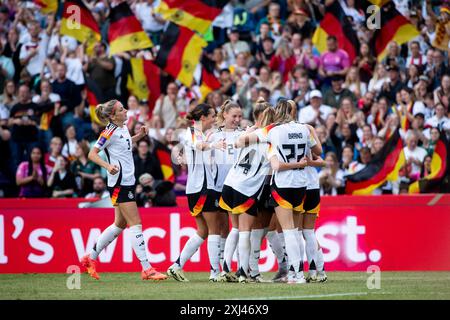 Kathrin Hendrich (Deutschland, #03), Bibiane Schulze Solano (Deutschland, #04), Sarai Linder (Deutschland, #02), Janina Minge (Deutschland, #14), Jule Brand (Deutschland, #22) und Team jubeln ueber das Tor zum 3:0, dahinter Fans mit Fahnen, GER, Deutschland (GER) vs Oesterreich (AUT), DFB Frauen Nationalmannschaft, UEFA Frauen Fussball Frauen Euro 2025 Qualifikation, 6. Spieltag, 16.07.2024 Foto: Eibner-Pressefoto/Michael Memmler Stockfoto