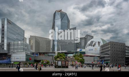 La Defense Paris, Frankreich - 07 11 2024: La Defense District. Panoramablick auf die Verteidigungstürme vom Platz Stockfoto