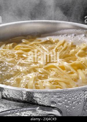 Nudeln in kochendem Wasser kochen Stockfoto