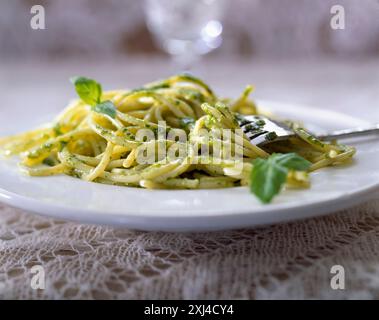 Spaghettis mit Pistou Stockfoto