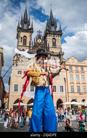 Der Künstler spielt Geige, während er während des Prager Straßentheaters Festival B auf Stelzen auf der Marionettenparade vom Marián-Platz zum Altstädter Ring spaziert Stockfoto