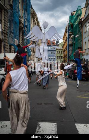 Marionettenparade vom Marián-Platz zum Altstädter Ring während des Prager Straßentheaterfestes hinter der Tür in Prag, Tschechische Republik Stockfoto