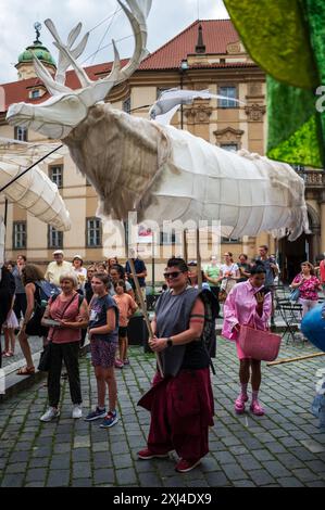 Marionettenparade vom Marián-Platz zum Altstädter Ring während des Prager Straßentheaterfestes hinter der Tür in Prag, Tschechische Republik Stockfoto