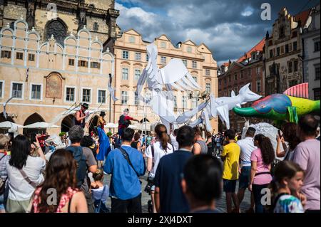 Marionettenparade vom Marián-Platz zum Altstädter Ring während des Prager Straßentheaterfestes hinter der Tür in Prag, Tschechische Republik Stockfoto