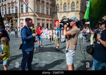 Marionettenparade vom Marián-Platz zum Altstädter Ring während des Prager Straßentheaterfestes hinter der Tür in Prag, Tschechische Republik Stockfoto