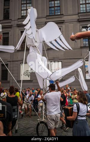 Marionettenparade vom Marián-Platz zum Altstädter Ring während des Prager Straßentheaterfestes hinter der Tür in Prag, Tschechische Republik Stockfoto